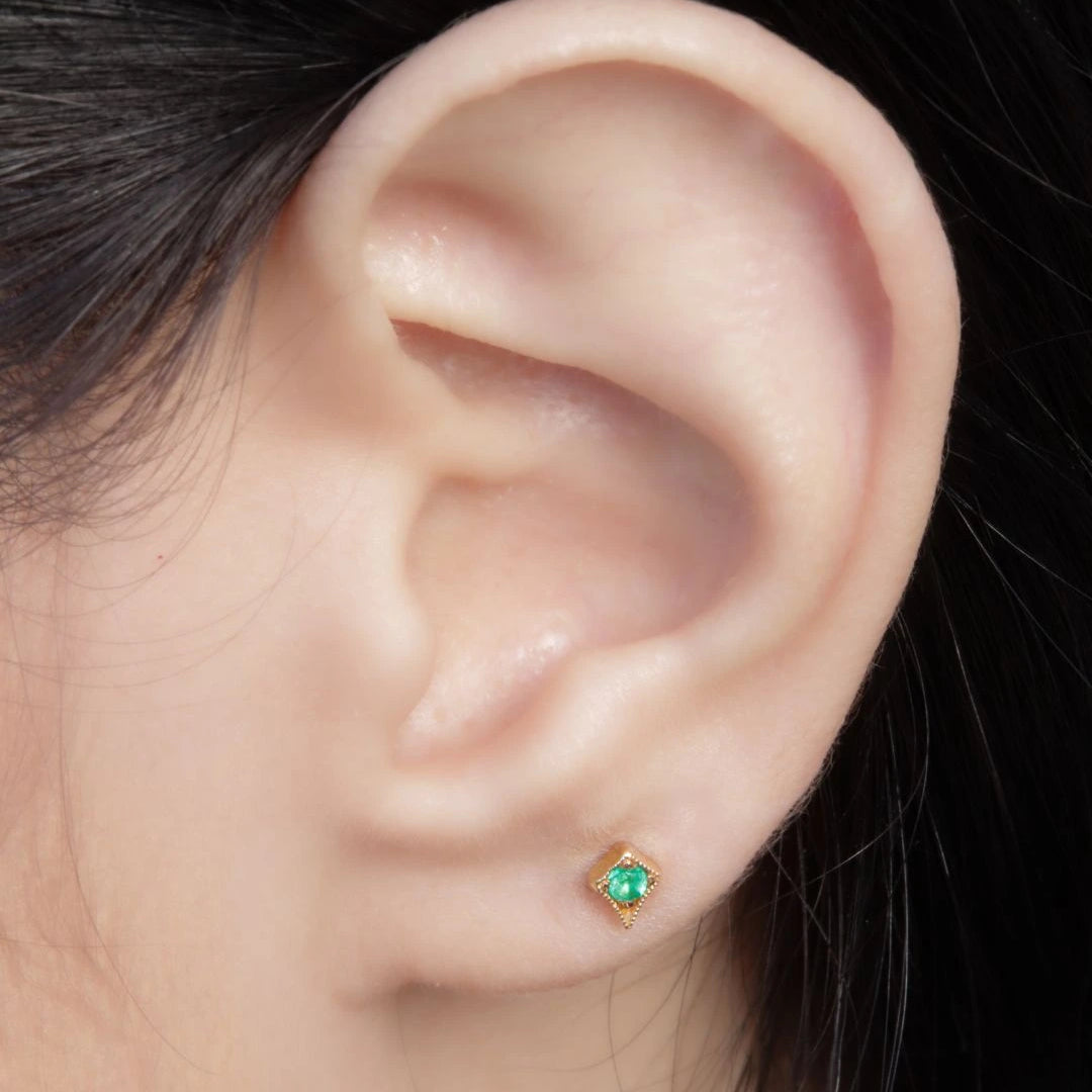 Labret Triángulo con Esmeralda Colombiana en Oro 18K