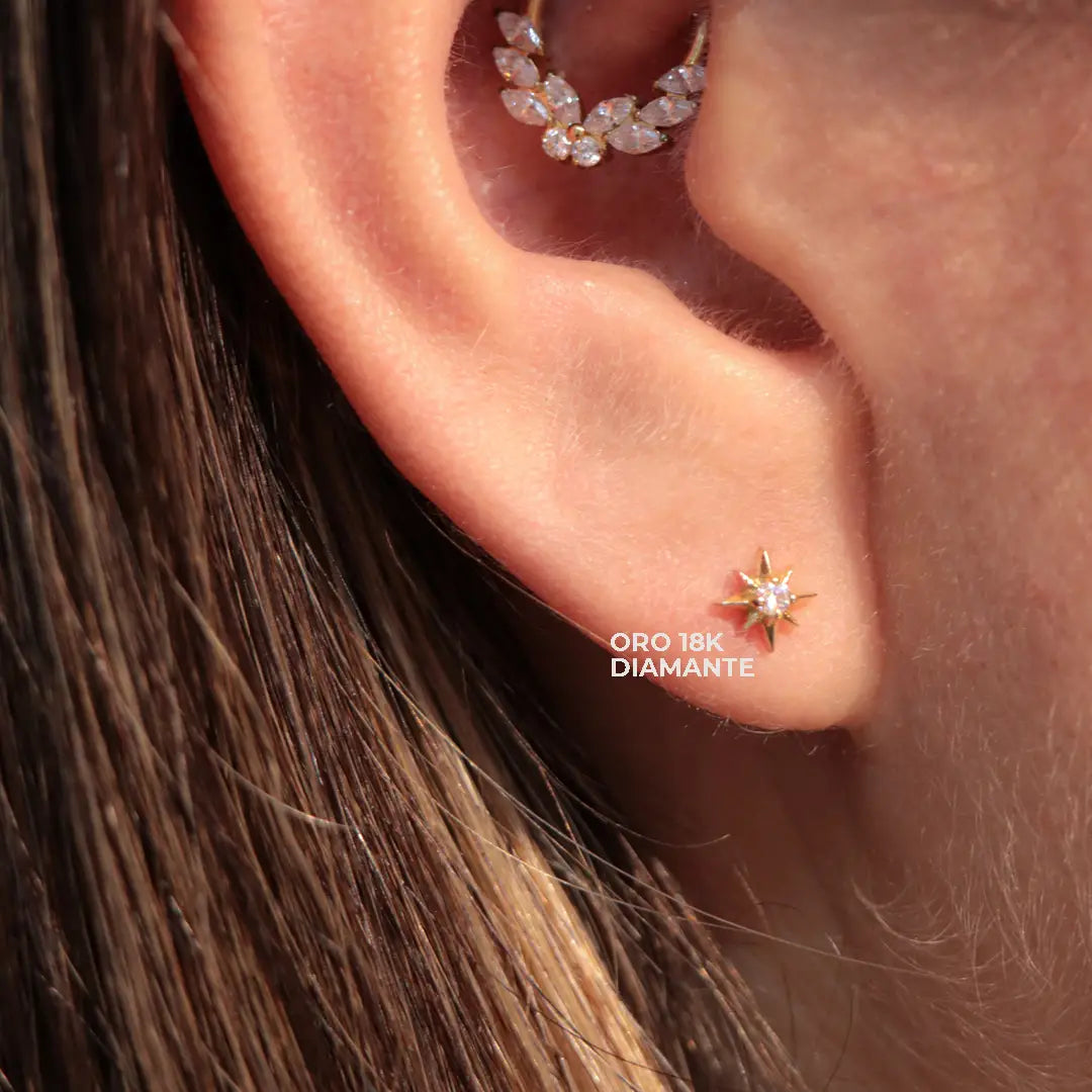 Aretes Estrella de 8 Puntas en Oro 18K con Diamante Natural