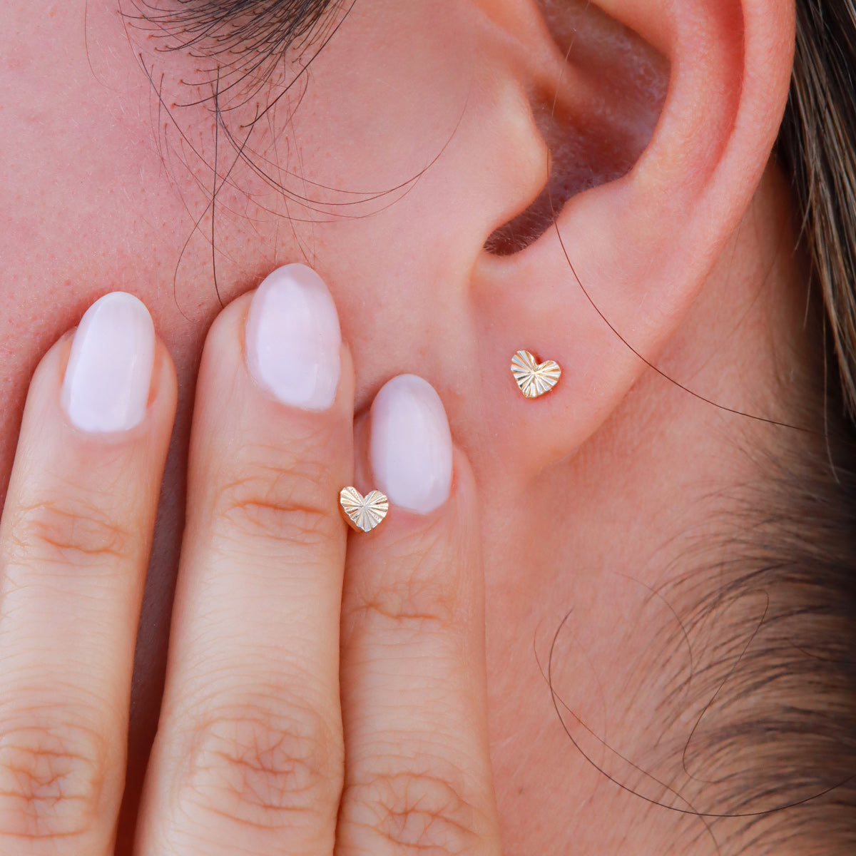 Aretes Topo Corazón Grabado Oro 18K con Rosca Segura