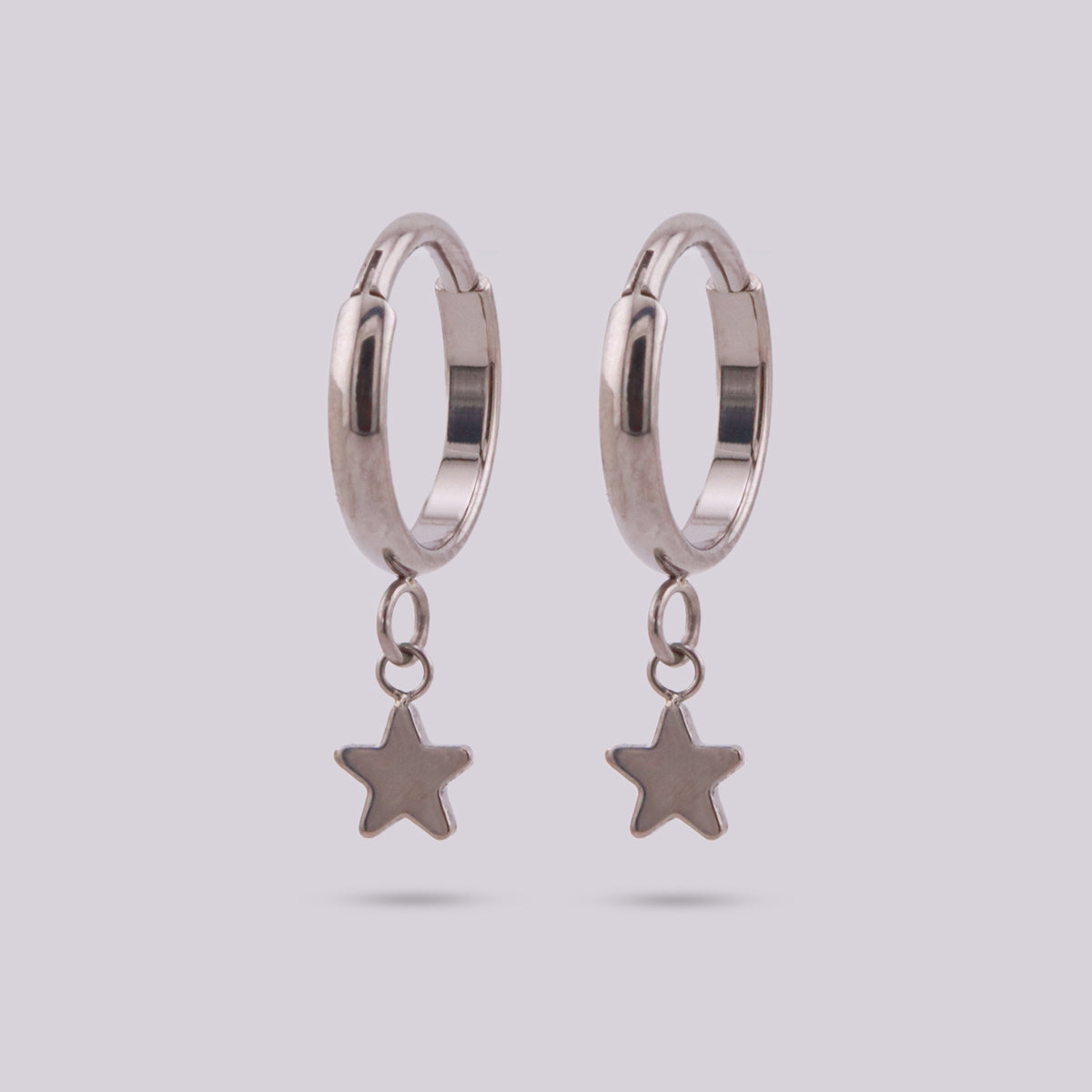 Aretes con dije de estrella en titanio