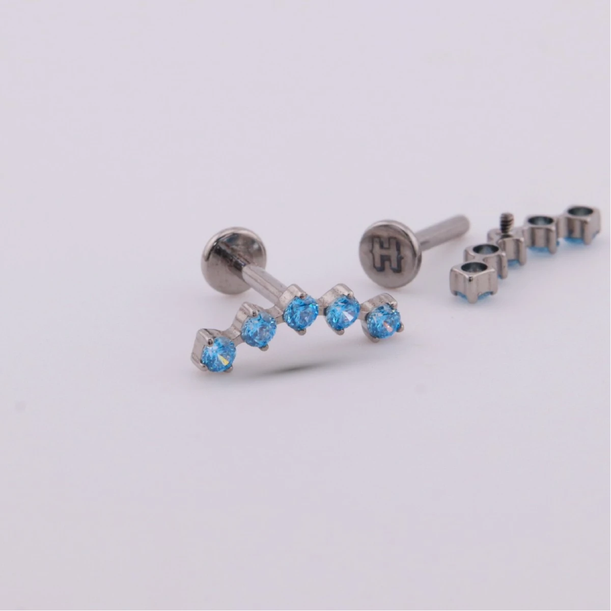 Labret Penta con Zirconias en Titanio