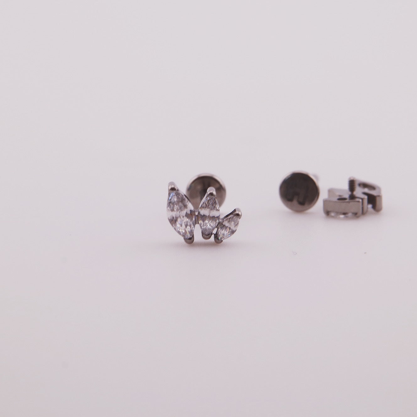 Labret Corona Mery en Titanio – Dorado y Plateado