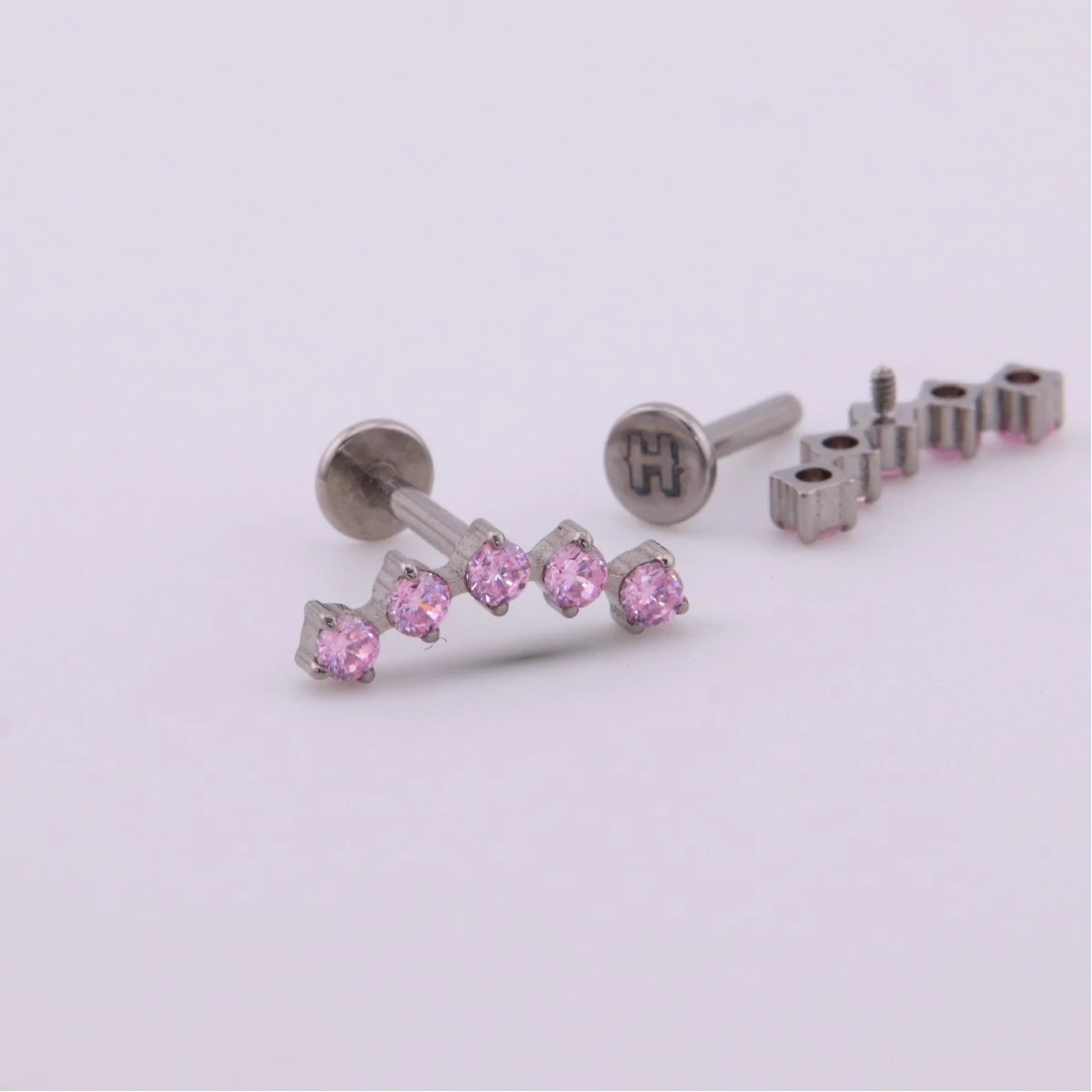 Labret Penta con Zirconias en Titanio