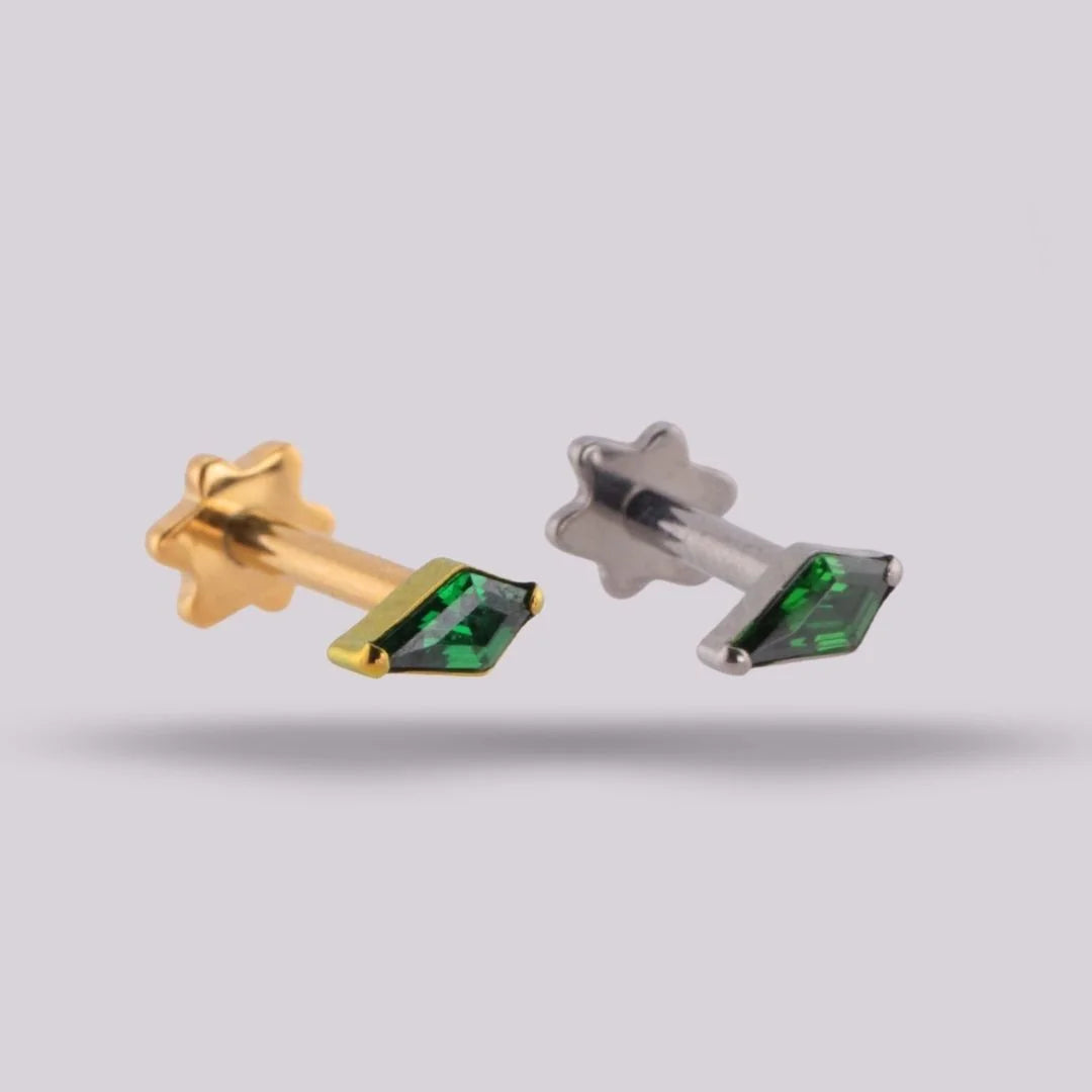 Labret Triángulo Verde en Titanio