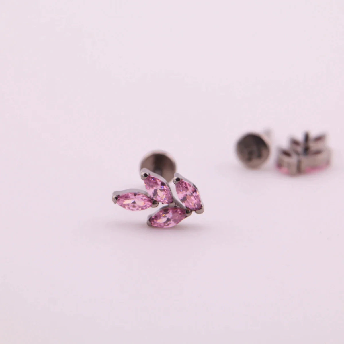 Labret Jane Rama con Hojas en Titanio